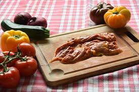 VO406 - CUISSE DE PINTADE 100% DESOSSE AVEC PEAU : 1 pièce env. 1 kg – sous vide